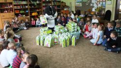Zajączek przybył z górą prezentów dla przedszkolaków